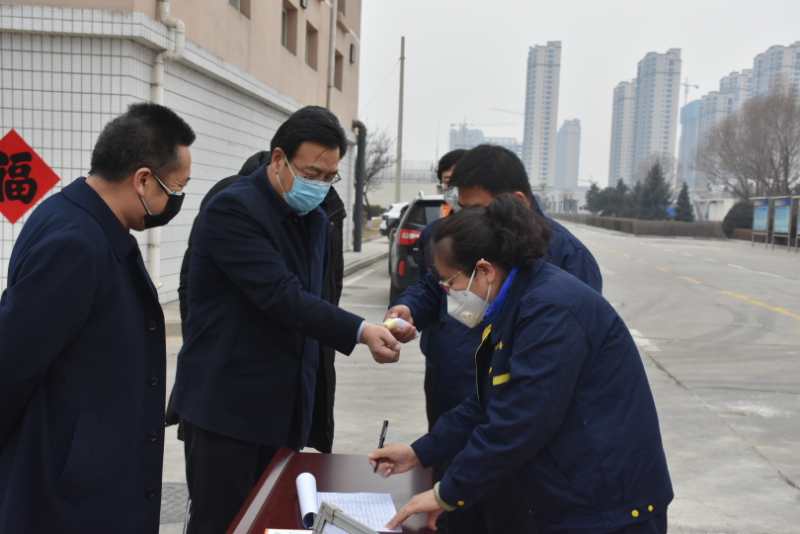 市城管局劉云飛局長一行蒞臨忻州市水務(wù)有限責(zé)任公司污水處理分公司檢查疫情防控及復(fù)工復(fù)產(chǎn)工作情況。.jpg